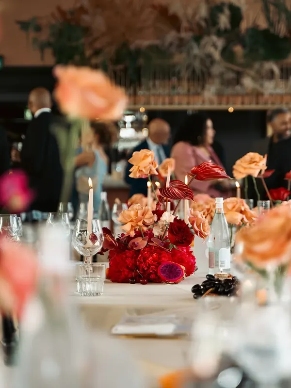 Feestelijk gedekte tafel met bloemen en kaarsen