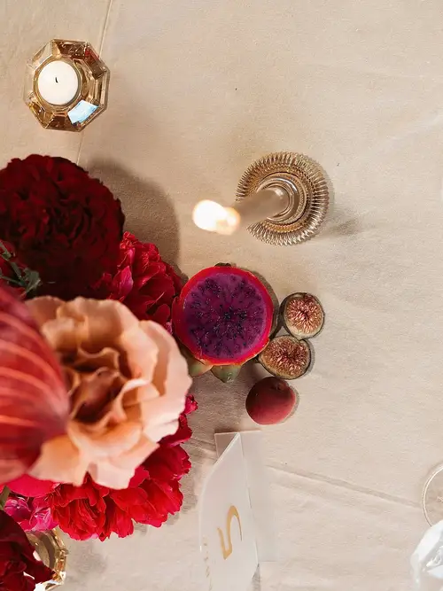 Tafeldecoratie met bloemen, fruit en kaarsen